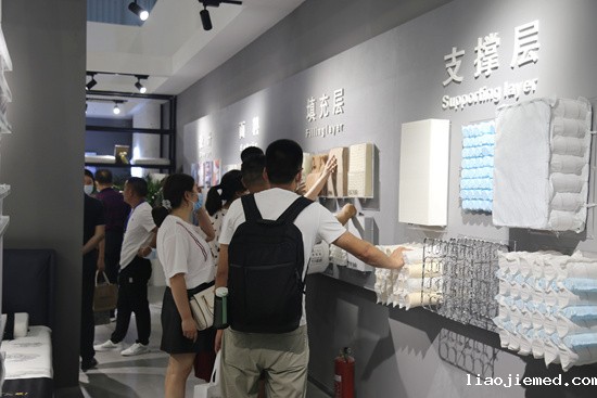 从低调到“张扬” 海绵时代床垫惊艳登场家具展